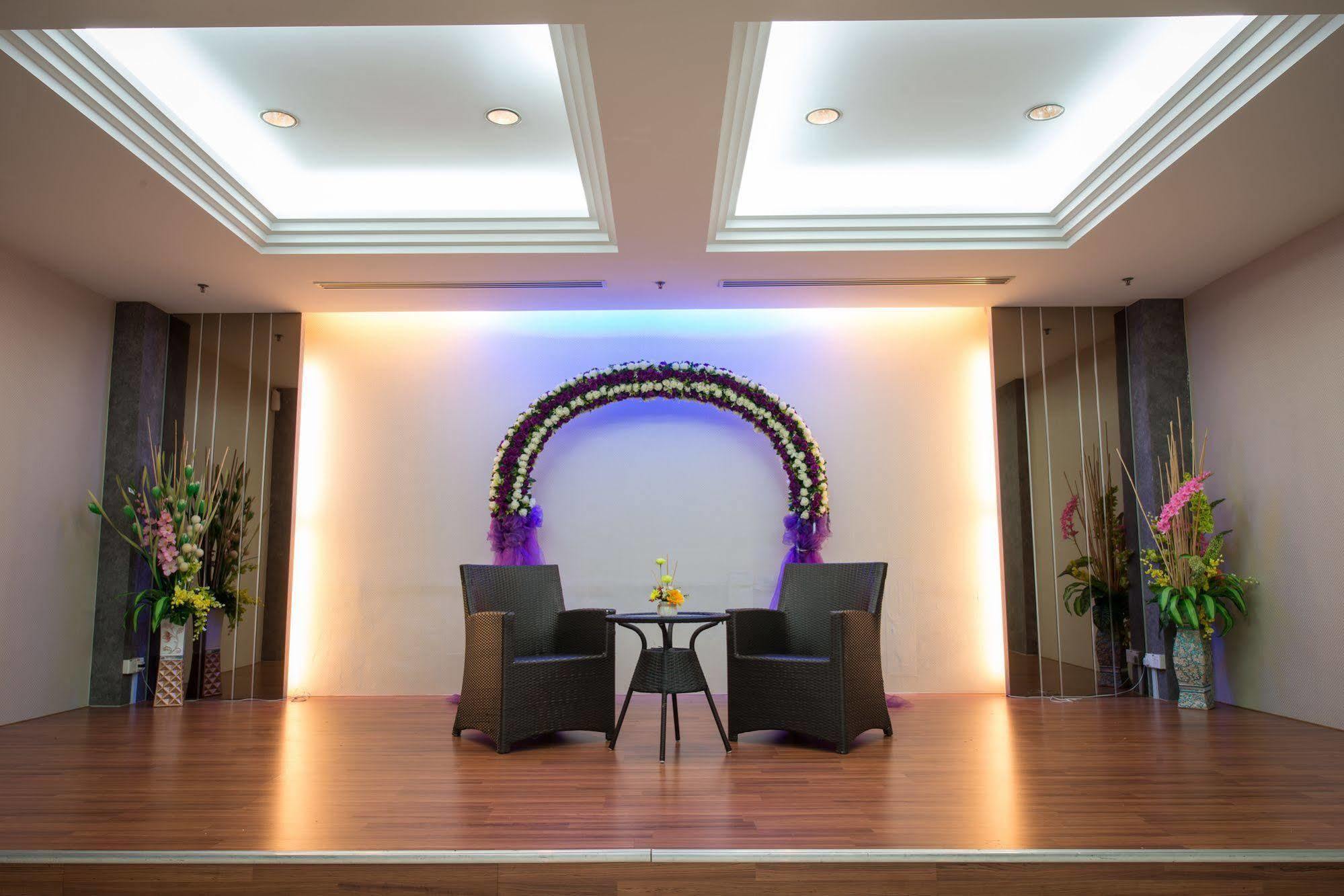 Malacca Collection O Hotel Super Cowboy מראה חיצוני תמונה